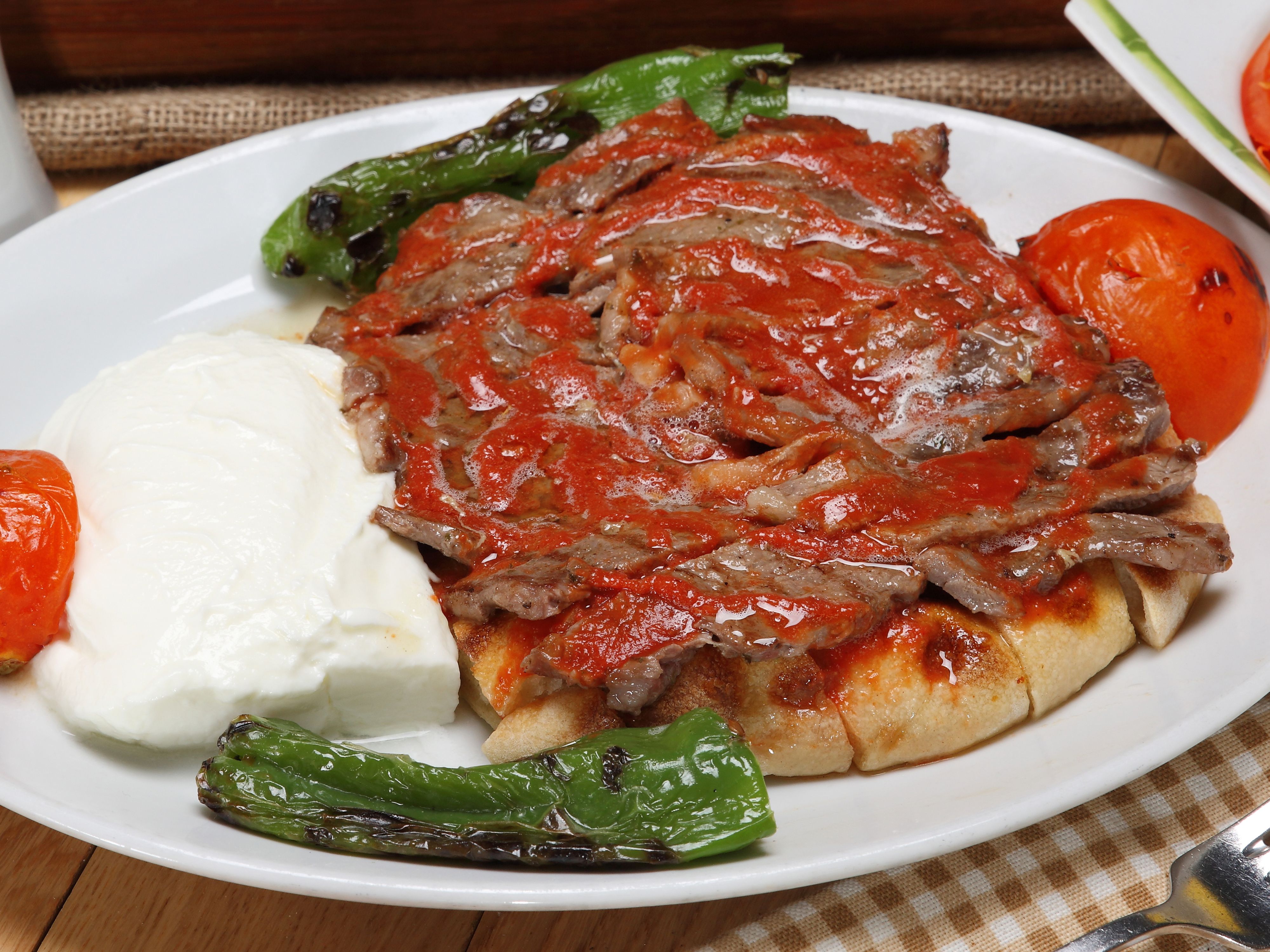 İSKENDER 120gr + Mevsim Salata+Turşu+Patates Kızartması+Çay